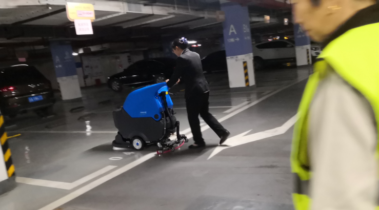 住宅小區(qū)使用R50B洗地機(jī)實拍圖 住宅小區(qū)使用R50B洗地機(jī)實拍圖